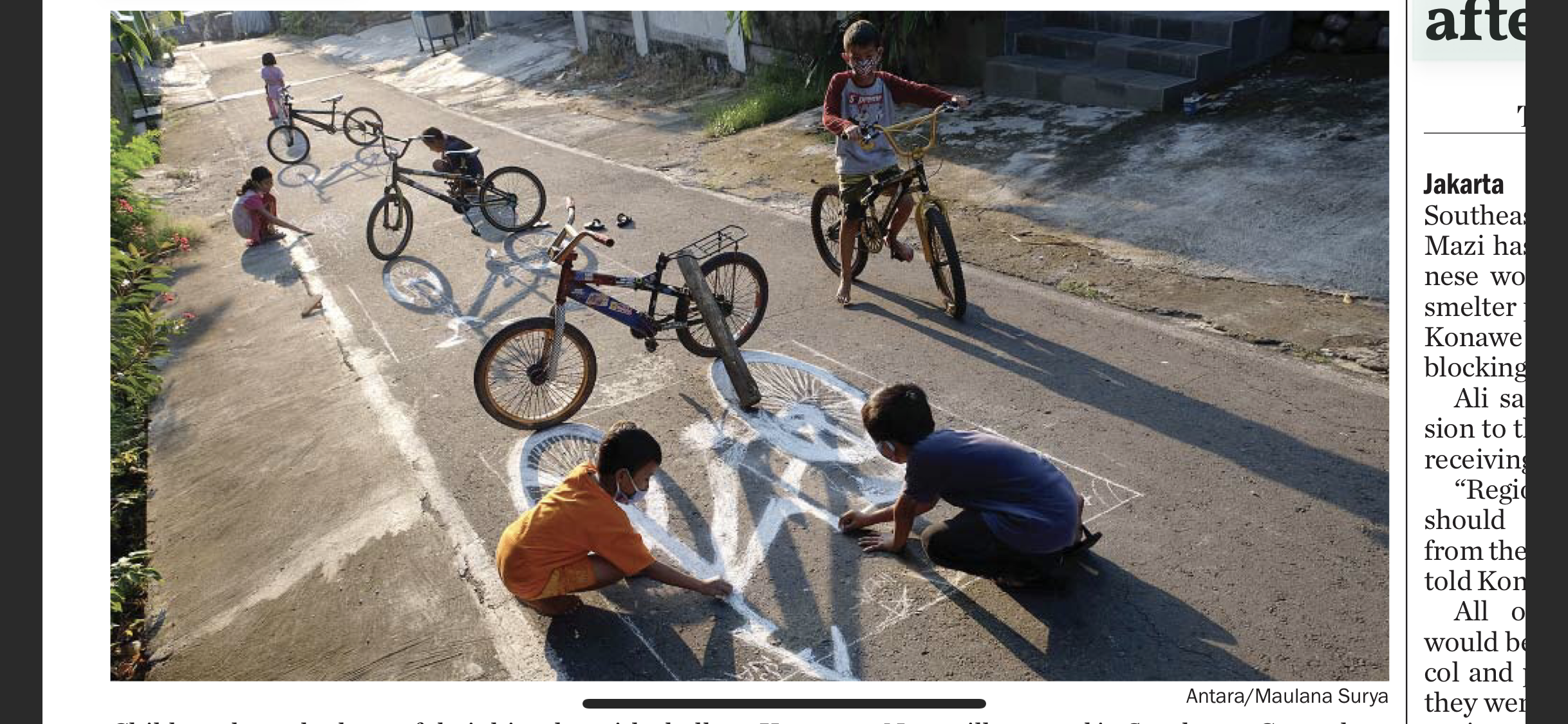 Anak-anak menggambar bayangan sepeda